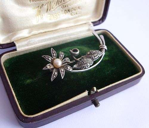 TOP ITEM ! A VINTAGE STERLING SILVER BROOCH BY TLM ENGLAND SET WITH MARCASITE & GENUINE PEARL !!!!!