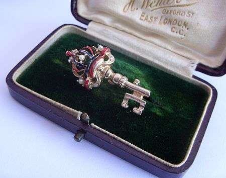 VINTAGE BROOCH - KEY