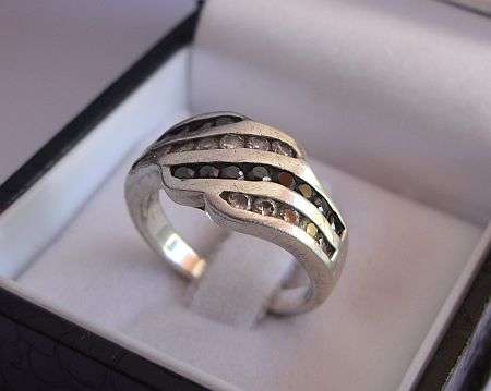 A STUNNING SOLID STERLING SILVER RING SET WITH BLACK & CLEAR FACETED STONES !!!!