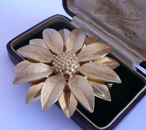 VINTAGE BROOCH - BIG FLOWER BY SARAH COVENTRY - DESIGNER QUALITY !!