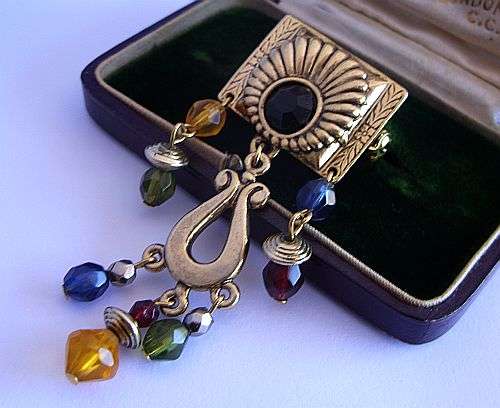 VINTAGE BROOCH - DANGLING " GEMS "