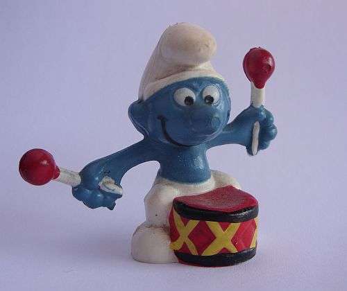 A VINTAGE DRUMMER SMURF BY PEYO - MADE IN HONG KONG