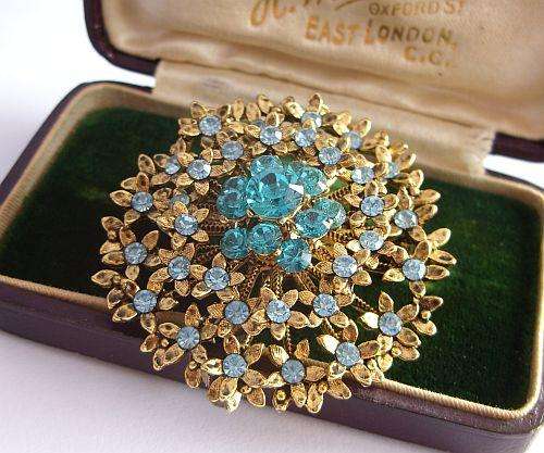 VINTAGE BROOCH - GORGEOUS GLITTERY FLORAL PIECE