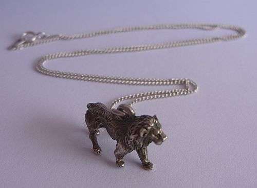 A BRAND NEW STERLING SILVER NECKLACE WITH A VINTAGE STERLING SILVER LION PENDANT