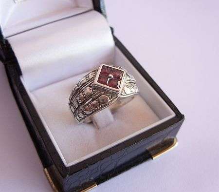 A SUPER PRETTY SOLID STERLING SILVER RING SET WITH 4 FACETED SQUARE GARNETS !!!