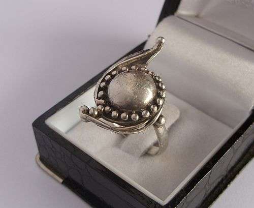 A FUNKY SOLID STERLING SILVER RING - SOMEWHAT ARTY - SOMEWHAT UNUSUAL !!!!