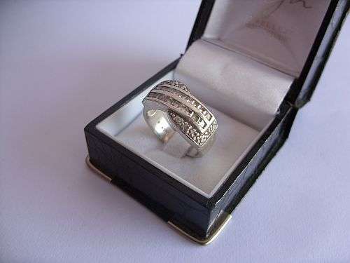 AN AWESOME SOLID STERLING SILVER RING SET WITH MUCHOS FACETED STONES !!! SHWEET !!!