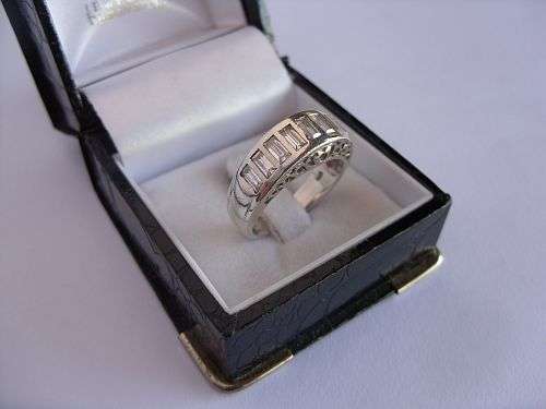 A SUPERB SOLID STERLING SILVER RING SET WITH GORGEOUS BAGUETTE SHAPED CZ STONES !!! WOW !!!