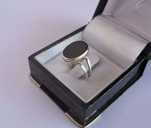 A FANTASTIC SOLID STERLING SILVER RING SET WITH ONYX !! DARK & LOVELY !!!