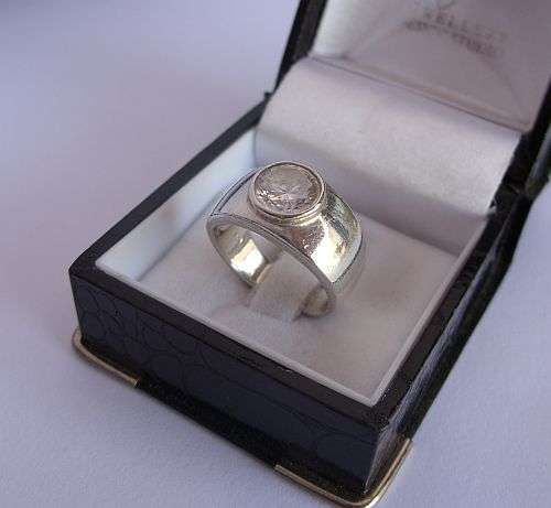 THE WOW FACTOR !! A SOLID WIDE STERLING SILVER RING SET WITH A BIG FACETED CZ STONE !!! CLASSIC !