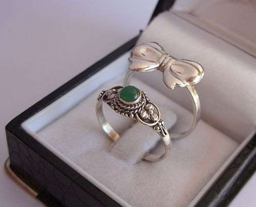 A DASHING DUO !! TWO STERLING SILVER RINGS !! ONE WITH A GREEN CABOCHON GEM & A BOW !!