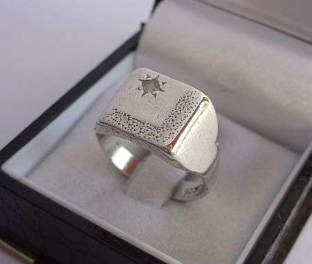 A SMART SOLID STERLING SILVER RING SET WITH A SINGLE FACETED CZ STONE !!! COOL PINKY RING !!!