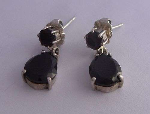 A MAGNIFICENT PAIR OF STERLING SILVER EARRINGS SET WITH REMARKABLE BLOOD RED GARNETS !!!! A CLASS !!