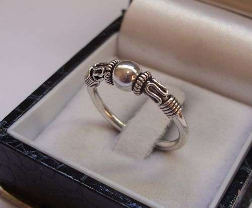 A STYLISH STERLING SILVER RING WITH INTERESTING EYE CATCHING DECORATION !!!