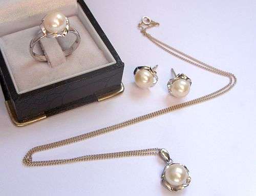 SIMPLY DIVINE !! A BEAUTIFUL GENUINE PEARLS & STERLING SILVER JEWELLERY SET !! MUST HAVE !!!