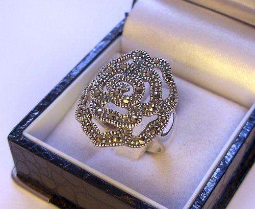 A STUNNING STERLING SILVER FLOWER FORM RING SET WITH OODLES OF MARCASITE !!! NICE ONE !!!