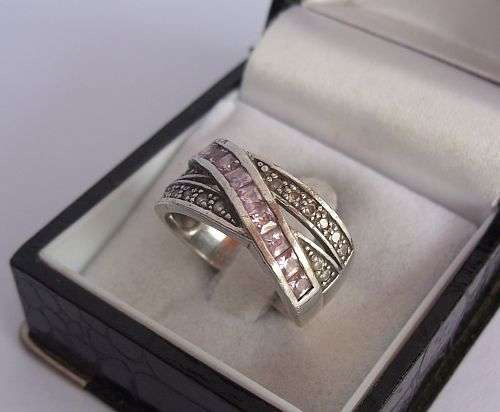 AN AMAZING SOLID STERLING SILVER RING SET WITH FACETED PINK & CLEAR STONES !!! MY PRECIOUS !!!