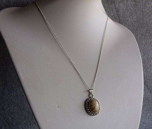 A LOVELY STERLING SILVER NECKLACE WITH A DETAILED CABOCHON GEM SET STERLING SILVER PENDANT !!!!