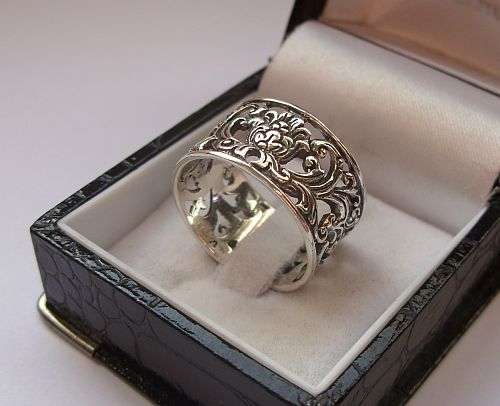 A FABULOUS WIDE SOLID STERLING SILVER RING DECORATED WITH ARTY CURVES !!! SWEET !!!