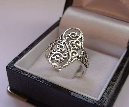 AN INTRICATELY DETAILED WIDE STERLING SILVER RING WITH GREAT DETAIL !!!