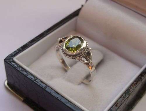 A LOVELY STERLING SILVER RING SET WITH AN EYE CATCHING FACETED GREEN STONE !!! TAKE IT !
