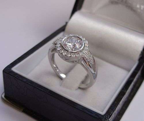 AN EXCEPTIONAL STERLING SILVER RING SET WITH LOTS OF FACETED CZ STONES !!! TE PRAGTIG !!!