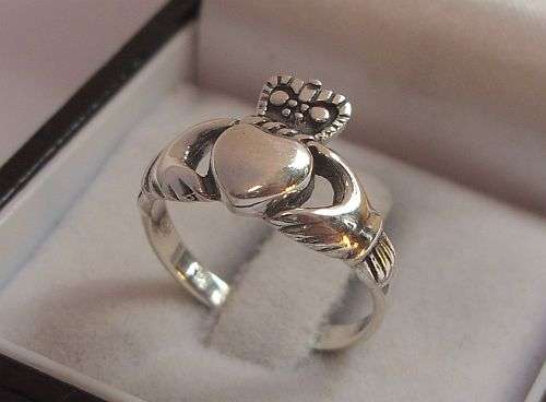 A CHARMING SOLID STERLING SILVER IRISH SWEETHEART RING - SIZE K AND A HALF