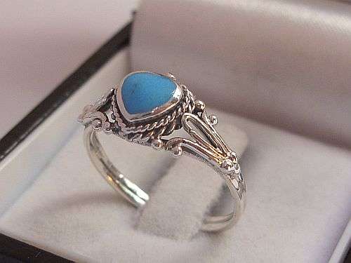 A MARVELLOUS STERLING SILVER RING SET WITH A TURQUOISE LOOK HEART - SIZE N