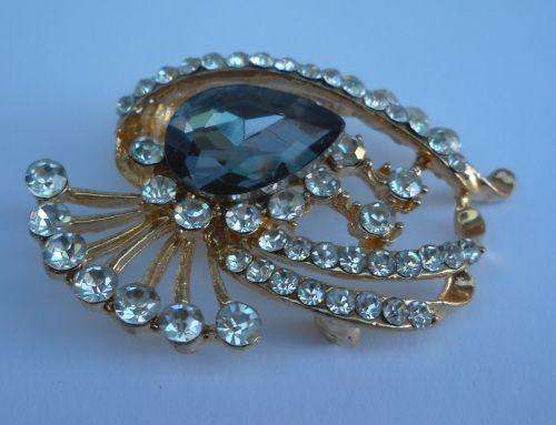 STUNNING VINTAGE LOOK METAL AND GLASS BROOCH