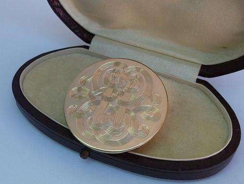 A STUNNING VINTAGE SCARF CLIP WITH INTERWOVEN PATTERN ....