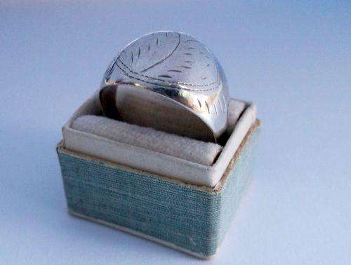 BRILLIANT !! A VINTAGE STYLE STERLING SILVER DOME RING WITH INCISED DECORATION ...YOU WILL LOVE IT !