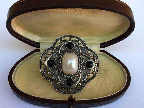 AN AWESOME VINTAGE BROOCH SET WITH FAUX PEARL AND FAUX ONYX .....