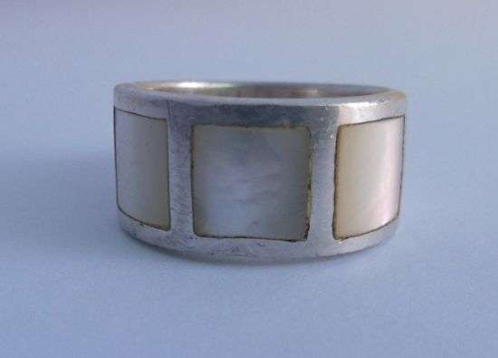 A HEAVY & WIDE SOLID STERLING SILVER RING SET WITH MOTHER OF PEARL !!! EXCELLENT QUALITY !!!