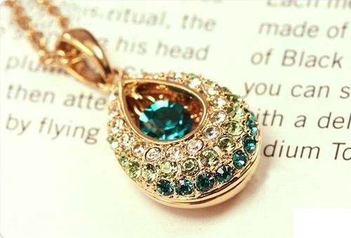 EXQUISITE YELLOW GOLD TONE TEAR DROP NECKLACE - DARK TEAL WITH GREEN AND WHITE