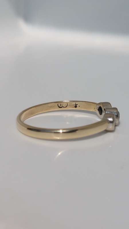 ***AKM - 9ct Gold ring + 3 cubic zirconias 1.5g***