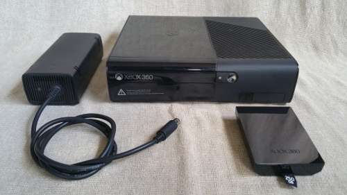 ***AKM - XBOX 360 E1538 + 250GB HARD DRIVE CONSOLE IN NON-WORKING CONDITION REQUIRING REPAIR***