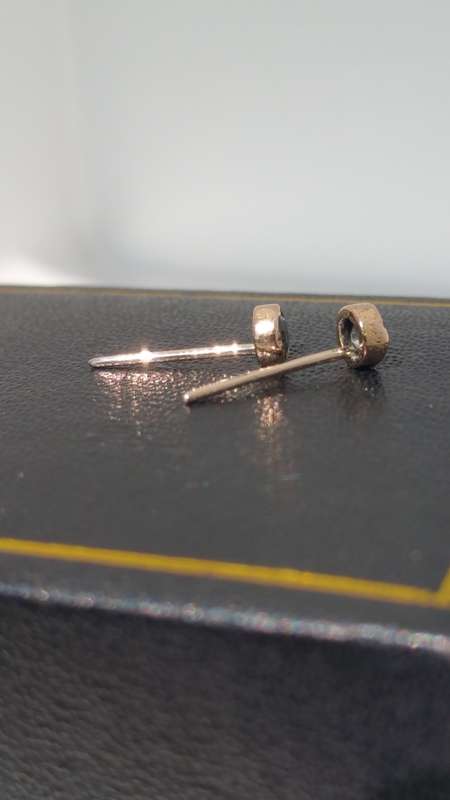 ***AKM - 9CT SOLID YELLOW GOLD STUD SAPPHIRE EARRINGS-NO BUTTERFLIES***
