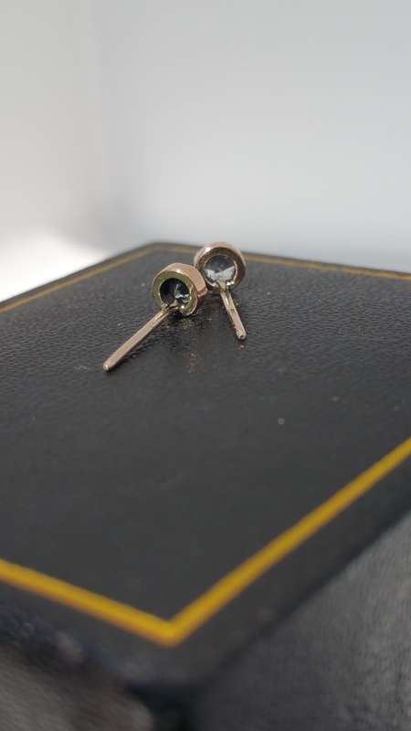 ***AKM - 9CT SOLID YELLOW GOLD STUD SAPPHIRE EARRINGS-NO BUTTERFLIES***
