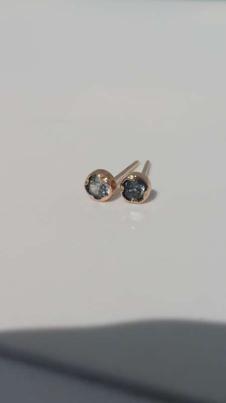 ***AKM - 9CT SOLID YELLOW GOLD STUD SAPPHIRE EARRINGS-NO BUTTERFLIES***