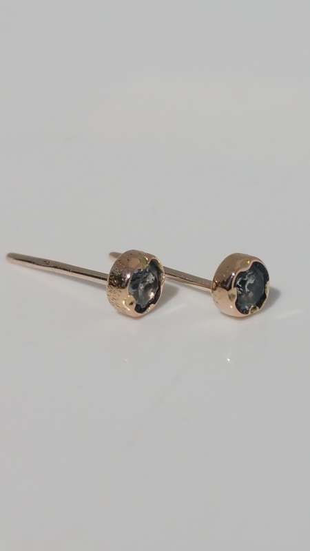 ***AKM - 9CT SOLID YELLOW GOLD STUD SAPPHIRE EARRINGS-NO BUTTERFLIES***