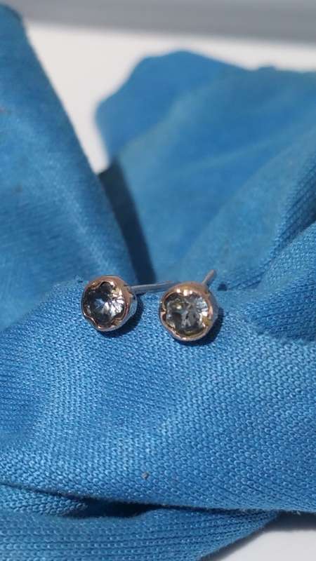 ***AKM - 9CT SOLID YELLOW GOLD STUD SAPPHIRE EARRINGS-NO BUTTERFLIES***