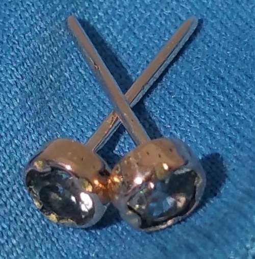 ***AKM - 9CT SOLID YELLOW GOLD STUD SAPPHIRE EARRINGS-NO BUTTERFLIES***