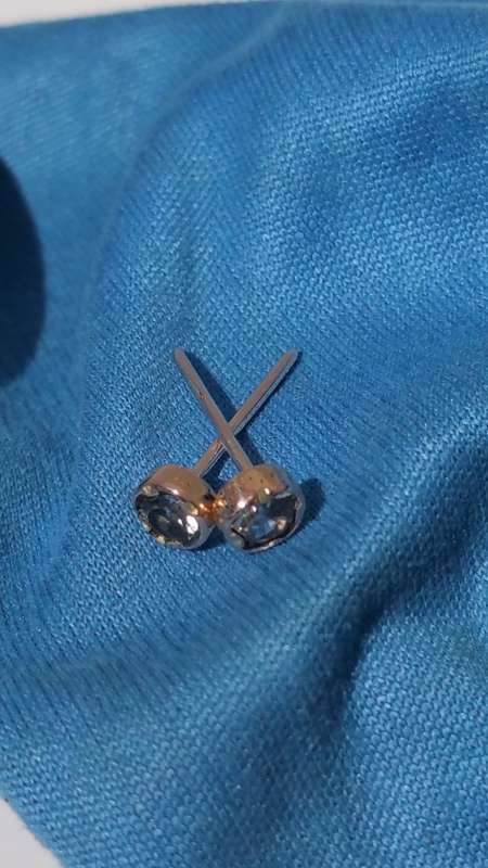 ***AKM - 9CT SOLID YELLOW GOLD STUD SAPPHIRE EARRINGS-NO BUTTERFLIES***