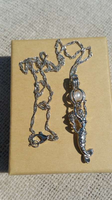 ***AKM - NECKLACE MERMAID HOLDING PEARL - 100% COSTUME FASHION JEWELLERY***