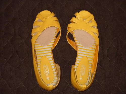 Bright Yellow patent leather pumps - Size 8