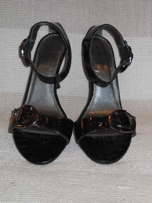 Stunning patent leather ankle strap shoe with metal heel and buckle detail, only worn once!!! size 6