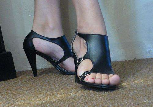 super chic black leather gladiator style stilettos - size 6