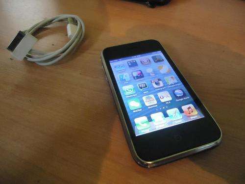 Apple Iphone 3GS 8GB,Unlocked,Clean Preload With TomTom/BBM/Whatsapp Etc..