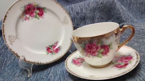 Stunning Pink and Gilt Tea  cups Trios