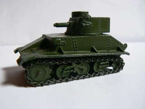 Dinky Toys Model 152a (light tank), with green baseplate